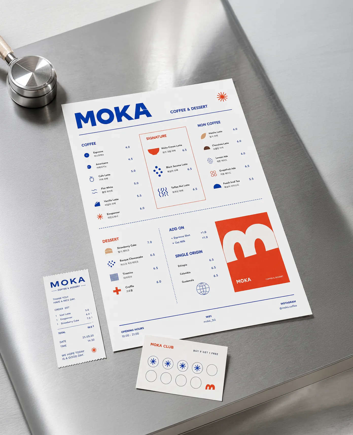 Restaurant/cafe brand case featuring a menu board and standing sign